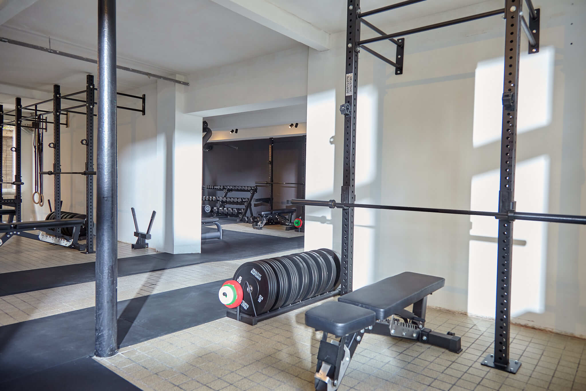 Bench press toestel in de gym van Healthy Bastards